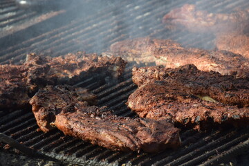 Fleisch auf einem rustikalem Grill