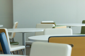 明るいカフェレストランの椅子と机の風景