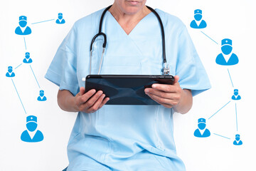 Ärztin im OP-Kittel mit einem Tablet PC in den Händen und verschiedenen Symbolen von...