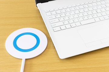 テーブルの上のノートパソコンとマルバツプレート