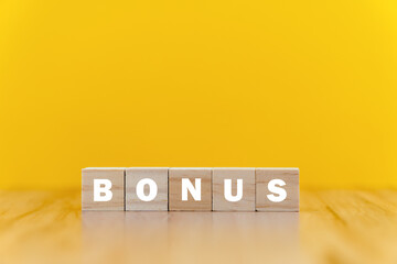 Schlagwort BONUS mit Würfeln und Buchstaben