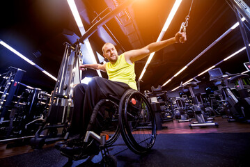 Obraz na płótnie Canvas Disabled man training in the gym of rehabilitation center