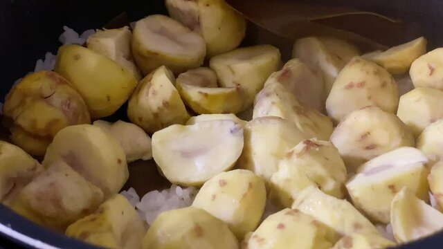 炊きたての栗ご飯 湯気 秋の味覚 クロースアップ 