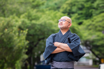 浴衣姿の中高年男性
