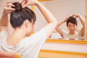 ヘアセットする女性
