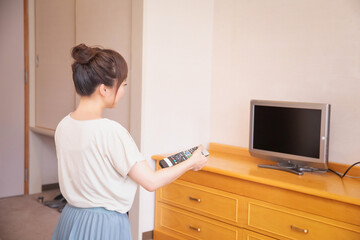 テレビを見る女性
