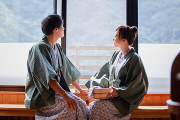 温泉にきた男女
