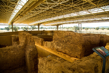 Complejo de muros de adobe y cubierta en yacimiento arqueológico
