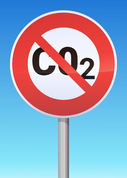 Panneau d'interdiction du CO2 barré et ciel bleu