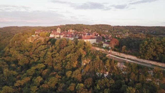 Drone Domme  commune fran&ccedil;aise Dordogne Ancienne bastide m&eacute;di&eacute;vale paysage couch&eacute; du soleil