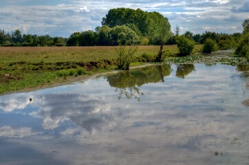 Reflets des nuages sur une rivière.