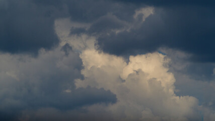 Fototapeta na wymiar Ciel menaçant en fin d'après-midi, devenant même orageux