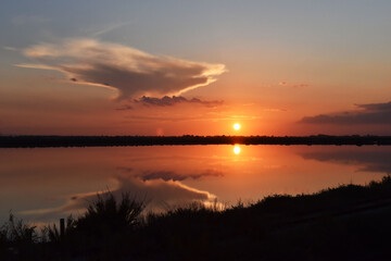 Fototapeta na wymiar Sole che si riflette al tramonto
