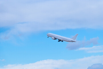 Fototapeta na wymiar 青空を背景に羽田空港を離陸する旅客機