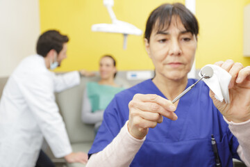 Obraz premium female medical worker preparing for surgery