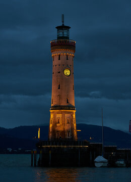 Leuchtturm im Hafen von Lindau, Bodensee an stürmischem Abend