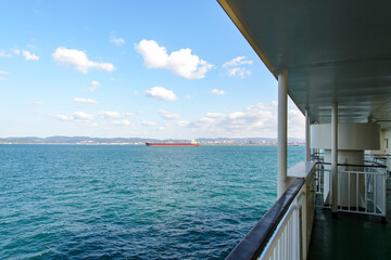 Obraz na płótnie Canvas 南海フェリーから見る瀬戸内海とタンカー