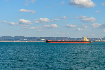 瀬戸内海を航行するタンカー