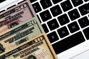 Obraz premium Banknotes on keyboard