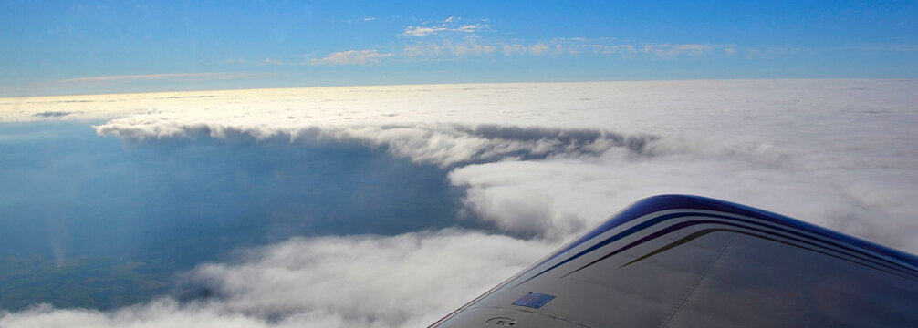 Über den Wolken mit Kleinflugzeug