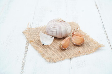 Fototapeta na wymiar White garlic is a Thai herb and is a spice on a close-up wooden table.