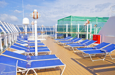 Sonnenliegen auf Luxus Kreuzfahrtschiff - Sun loungers and deck chairs on luxury oceanliner,...