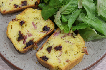 Tranches de cake salé-sucré jambon pruneaux