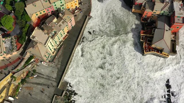 Le onde del mare mosso, si infrangono sulla spiaggia di Boccadasse a Genova, Liguria, Italia - The waves of the rough sea crash on the Boccadasse beach in Genoa, Liguria, Italy