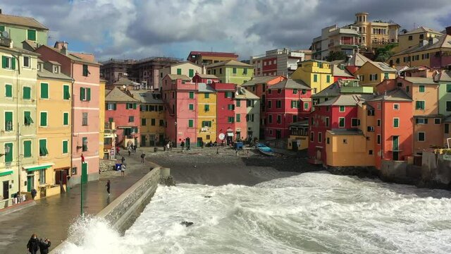 Le onde del mare mosso, si infrangono sulla spiaggia di Boccadasse a Genova, Liguria, Italia - The waves of the rough sea crash on the Boccadasse beach in Genoa, Liguria, Italy