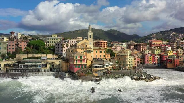 Veduta aerea del mare in tempesta che si infrange sulla spiaggia di Boccadasse a Genova, Liguria, Italia