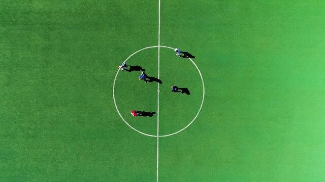 Ripresa aerea zenitale di centro campo di calcio