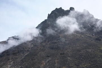 噴煙が立ち上る茶臼岳