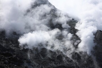 活火山の噴煙１（茶臼岳）