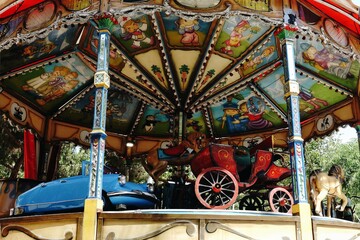 Pequeña noria colorida para niños.