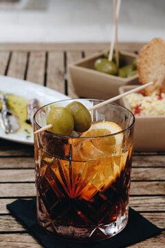 Vaso de vermut con tapas de fondo