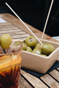 Primer plano de vaso de vermut y olivas