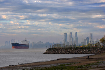 ship on the river, Rosario Argentina