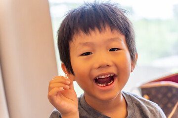歯の抜けた子供