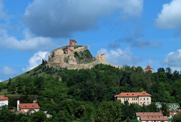 Fototapeta na wymiar Ciudadela de Rupea vista desde la carretera E60 en Rumanía. La ciudadela se halla en lo alto de la colina Cohalmului, situada en la parte norte de la ciudad de Rupea.