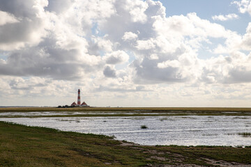 Salzwiese am Leuchtturm Westerheversand bei Flut