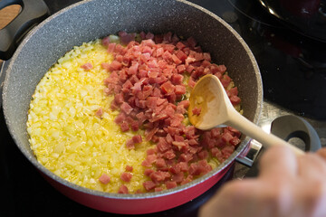Speck und Zwiebeln braten