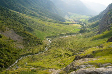 Fototapeta na wymiar La rivière coule dans la vallée, parc de la Vanoise, Alpes, France