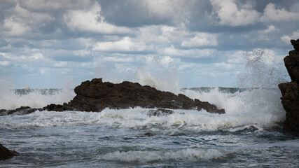 Ressac de la tempête sous un ciel nuageux sur la plage de l'Eventail - Saint-Malo - France - Septembre 2020