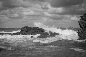 Ressac de la tempête sous un ciel nuageux sur la plage de l'Eventail en noir et blanc - Saint-Malo - France - Septembre 2020