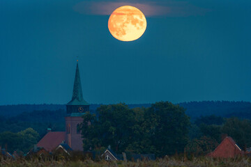 Mondaufgang über der großen Kreuzkirche in Hermannsburg
