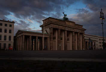 Fototapeta premium Berlin's most famous landmark, the Brandenburg Gate, at night, Germany