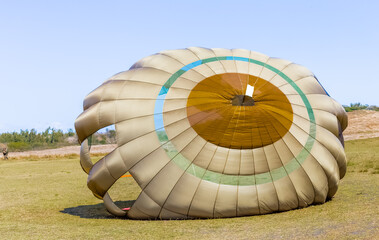 Voile de parachute au sol