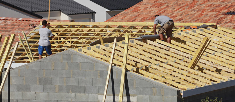 Construction d'une charpente en bois d'une maison