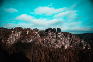 Das Elbsandsteingebirge ist ein vorwiegend aus Sandstein aufgebautes Mittelgebirge am Oberlauf der Elbe in Sachsen und Nordböhmen.