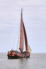 Plattboden-Schiff mit roten Segeln auf dem Ijsselmeer © Lichtfreibeuter